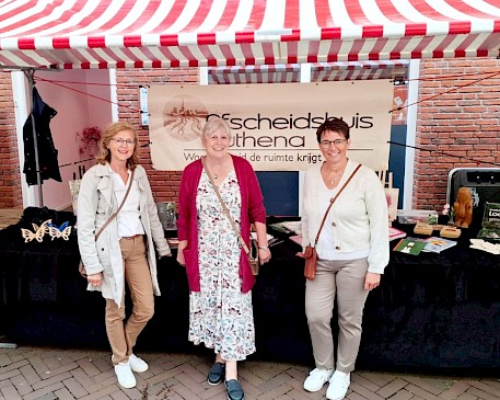 braderie Nieuwe Es Sleeuwijk uitvaartzorg Gerry van Noorloos Ria Beijer Elja Biezen