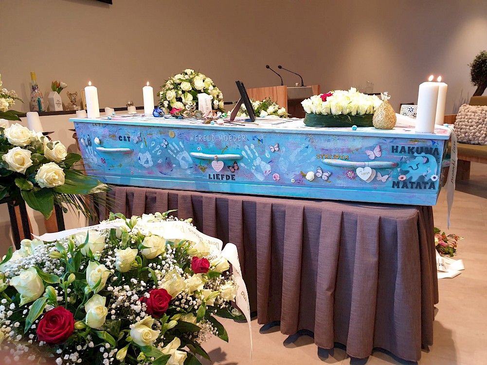 uitvaartkist persoonlijk beschilderd altena begrafenis crematie